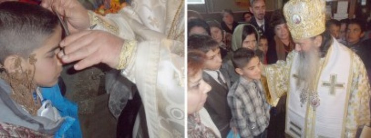 ÎPS Teodosie a botezat de Sfântul Nicolae un băieţel de 11 ani